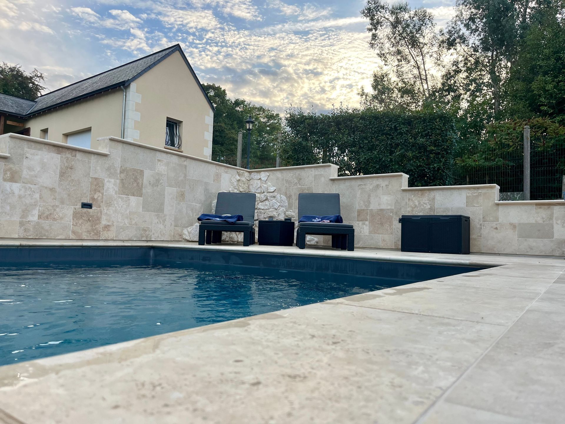 Création d’une piscine moderne aux finitions minérales 