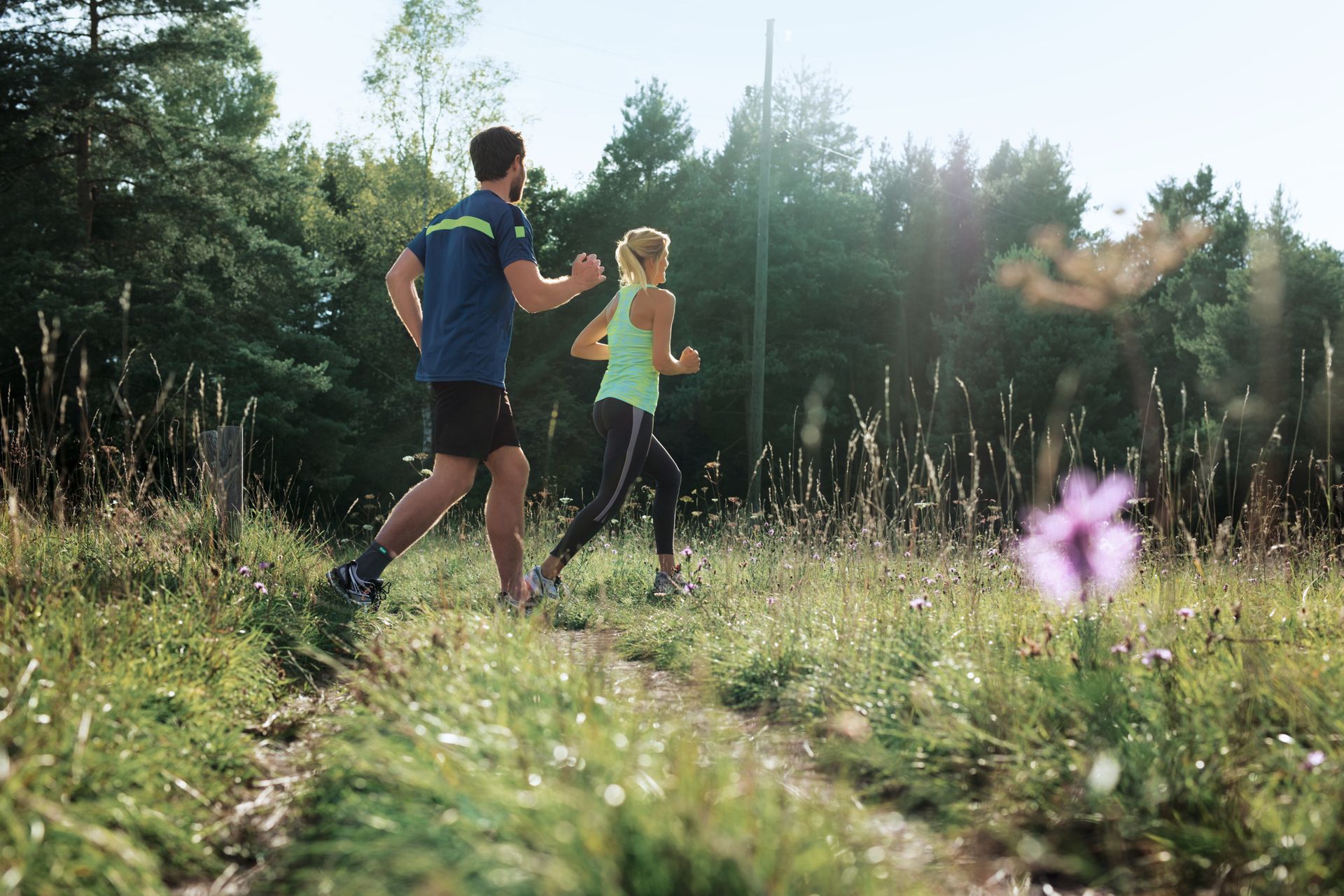Reidl Orthopädietechnik GbR - Person mit angewinkeltem Bein, orthopädische Beinschiene am Ober- und Unterschenkel