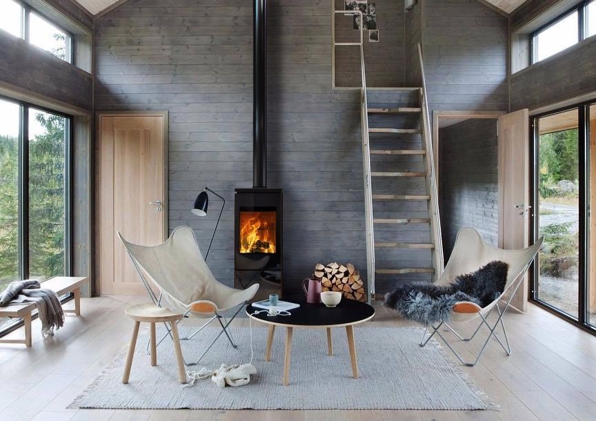 Poêle à bois dans un intérieur contemporain