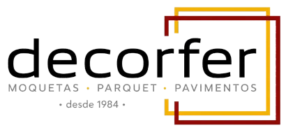 Logotipo de Decorfer con texto negro y marcos geom&eacute;tricos de color rojo anaranjado.