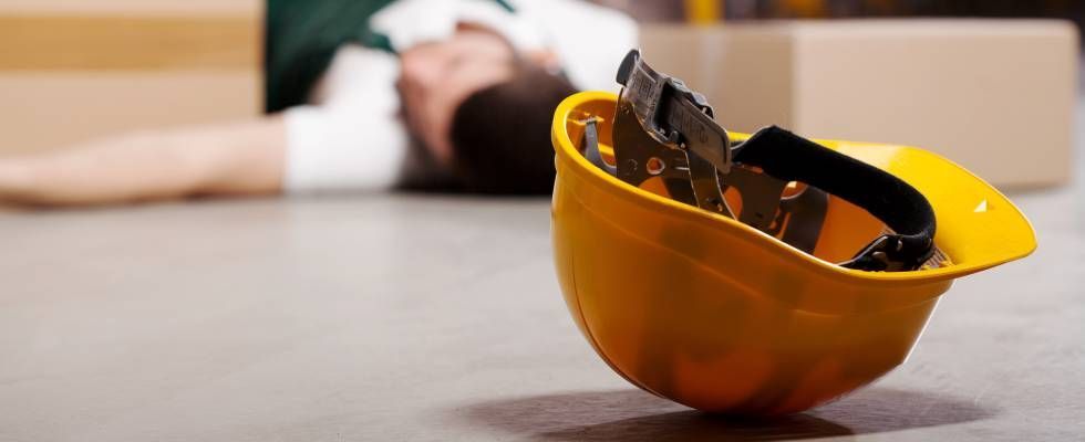 Un hombre yace en el suelo al lado de un casco y unos alicates.