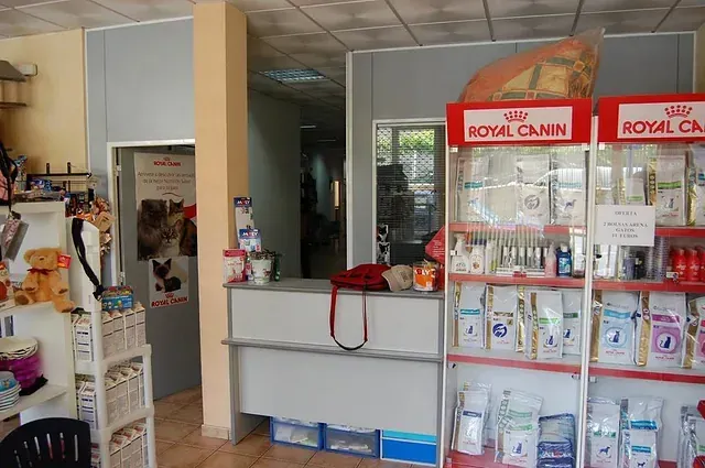 Una exhibición de productos Royal Canin en una tienda.