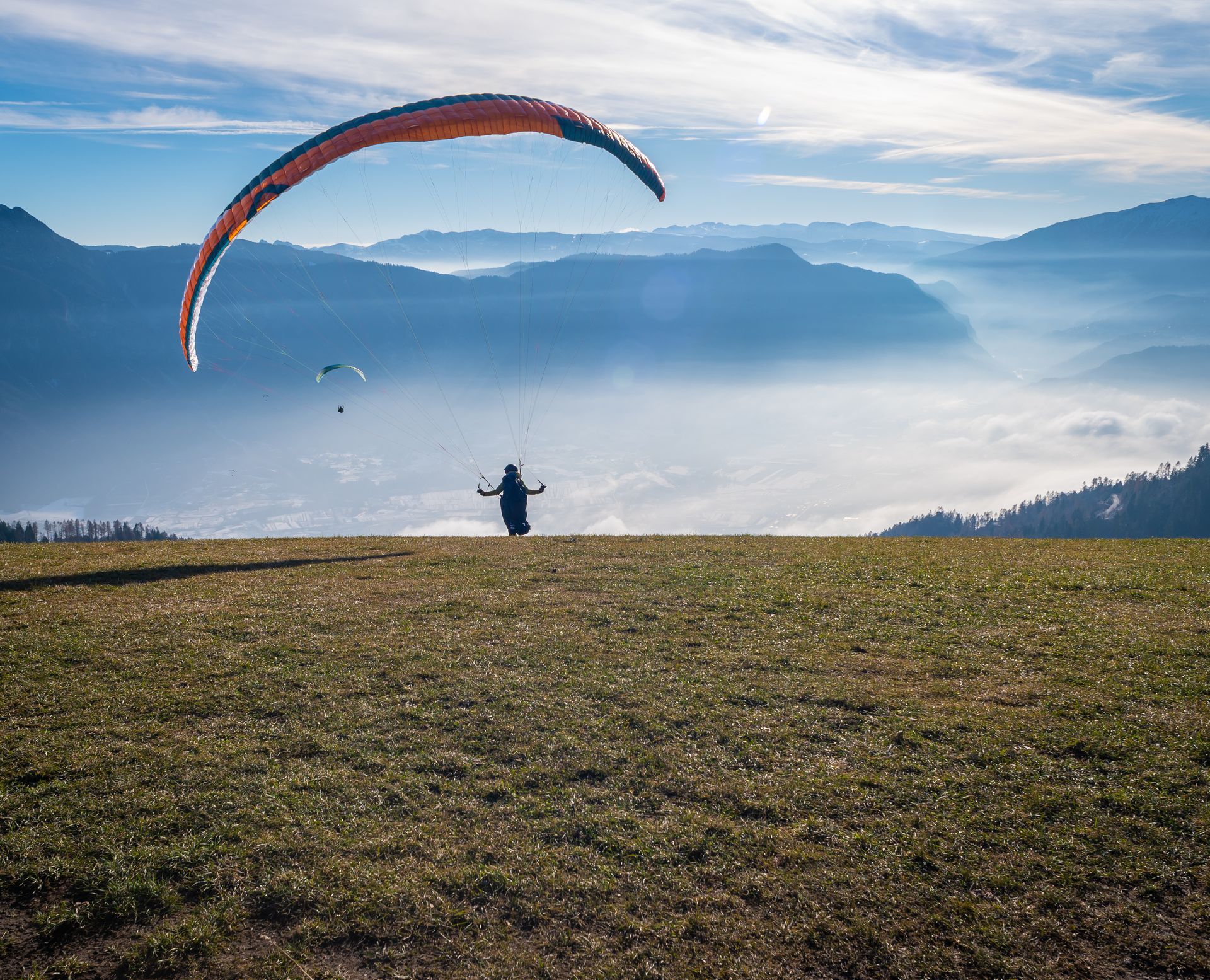 Un homme déguisé en lapin vole dans les airs