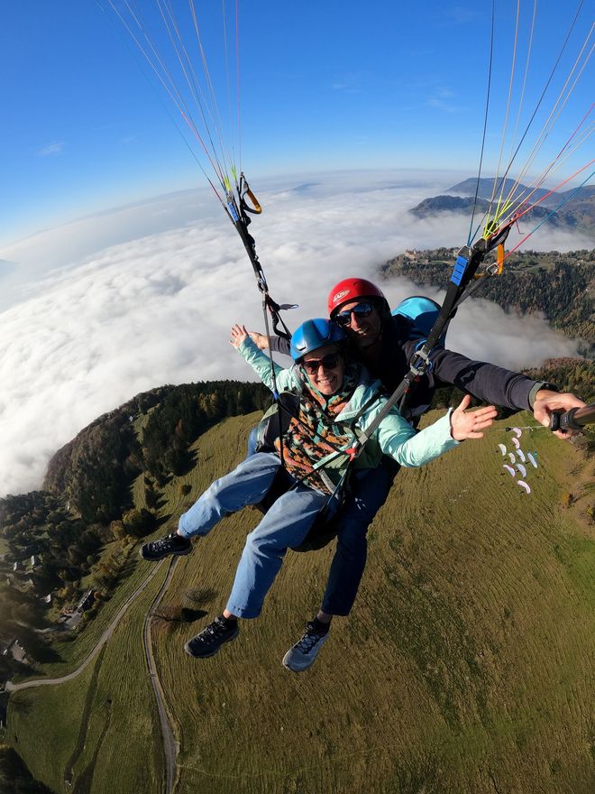 Deux personnes volent dans les airs sur un parachute.