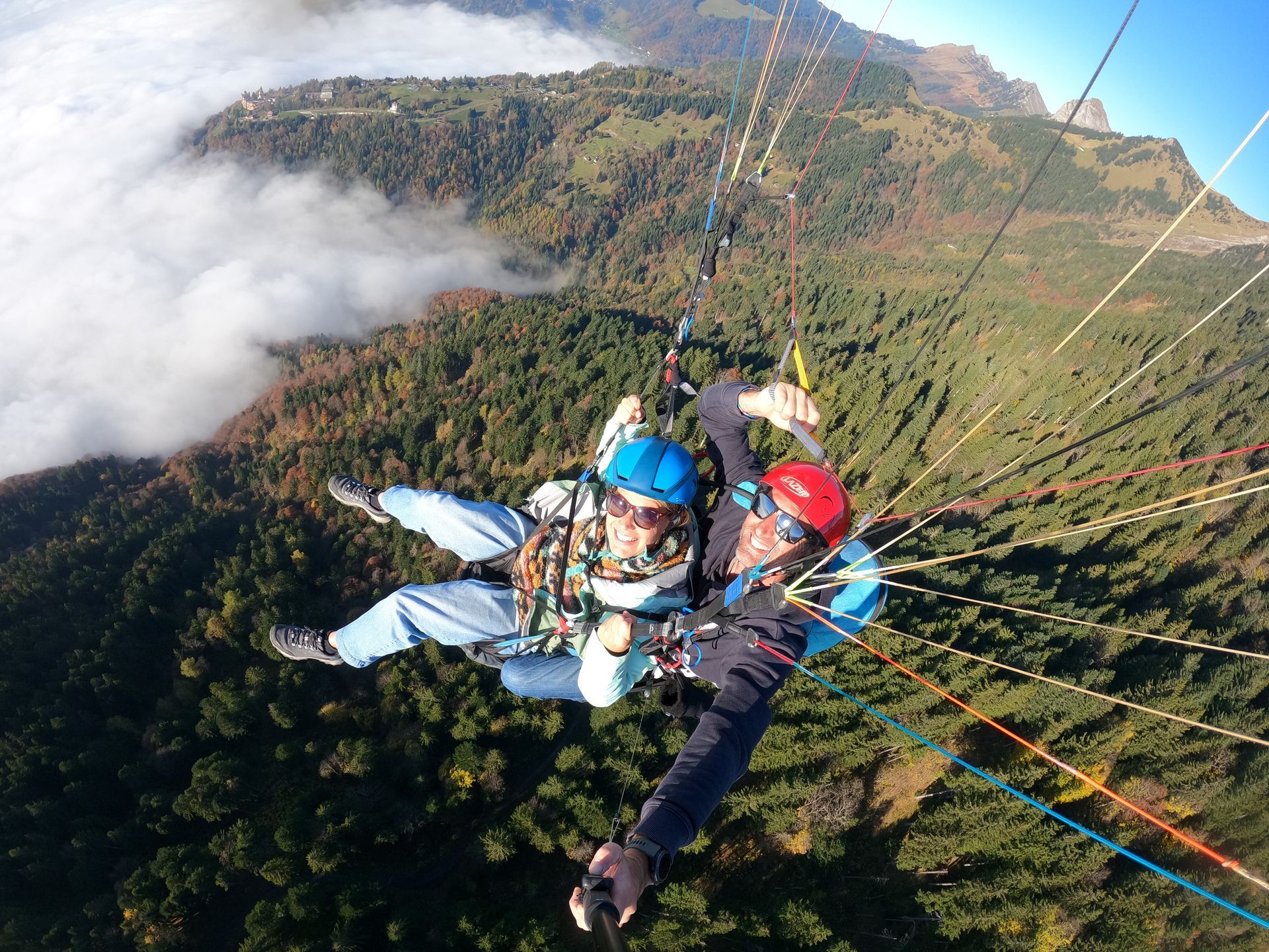 Deux personnes volent dans les airs sur un parachute.