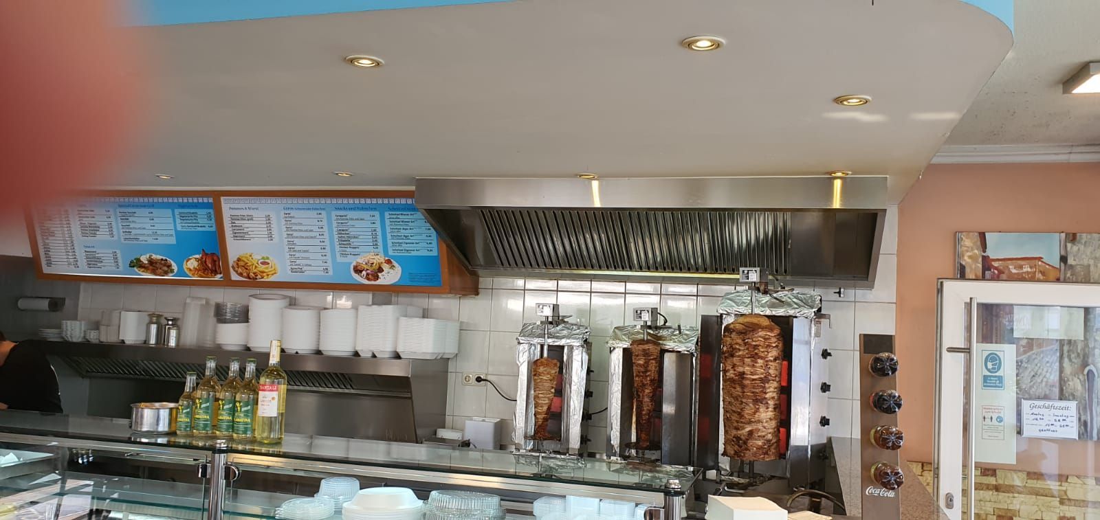 Küchenbereich mit Gyros vom Spieß