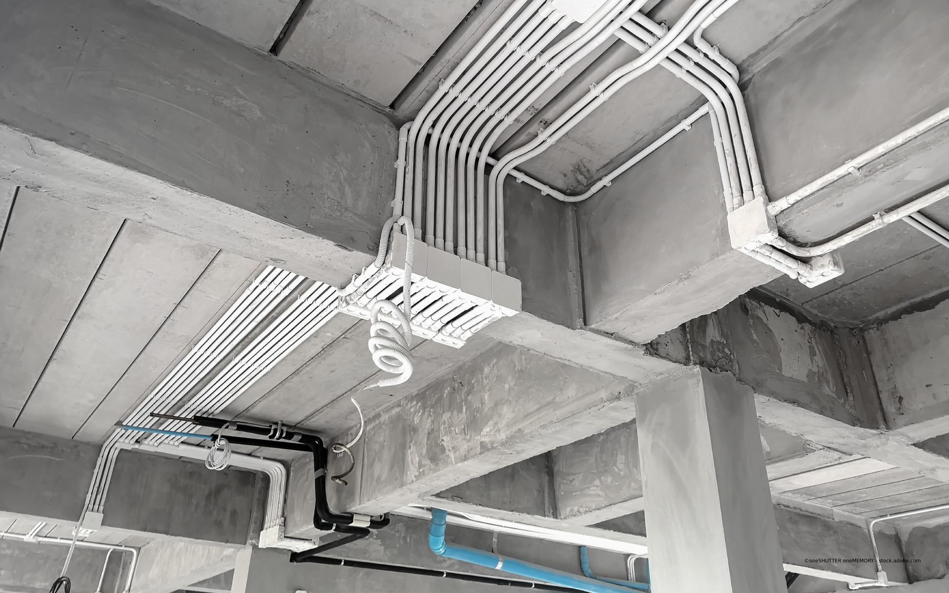 Von Elektrotechnik Fix GmbH verlegte Stromleitungen in einem Rohbau