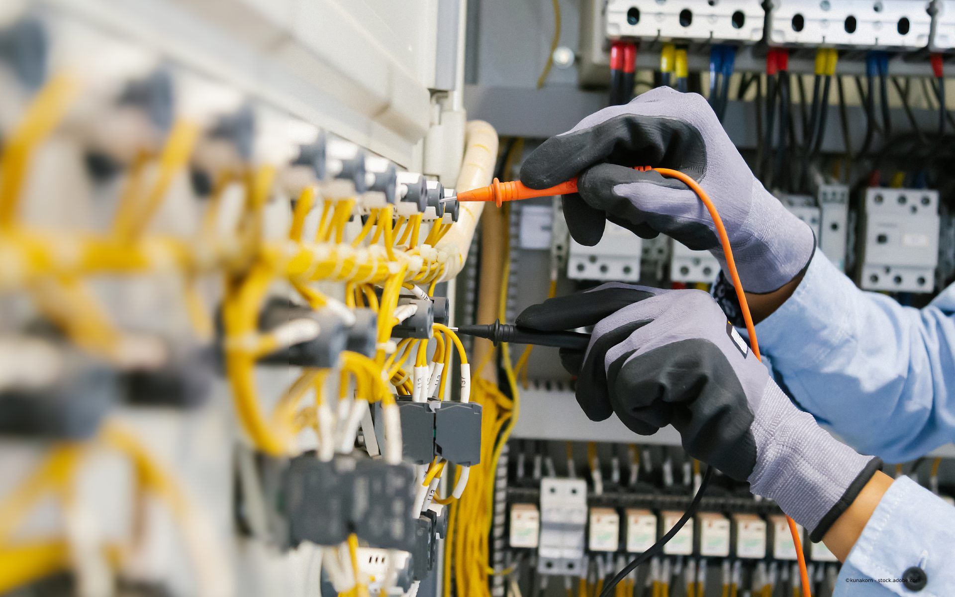 Mitarbeiter der Elektrotechnik Fix GmbH kontrolliert die Stromspannung