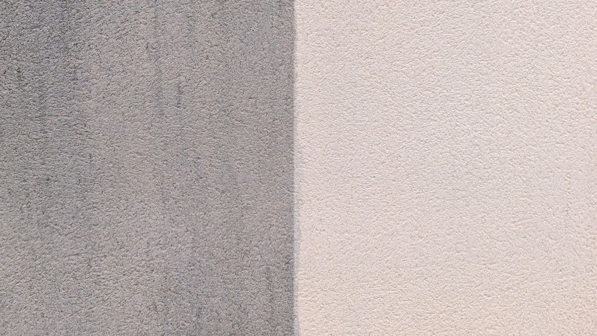 Deux panneaux texturés côte à côte : gris à gauche et blanc cassé à droite.