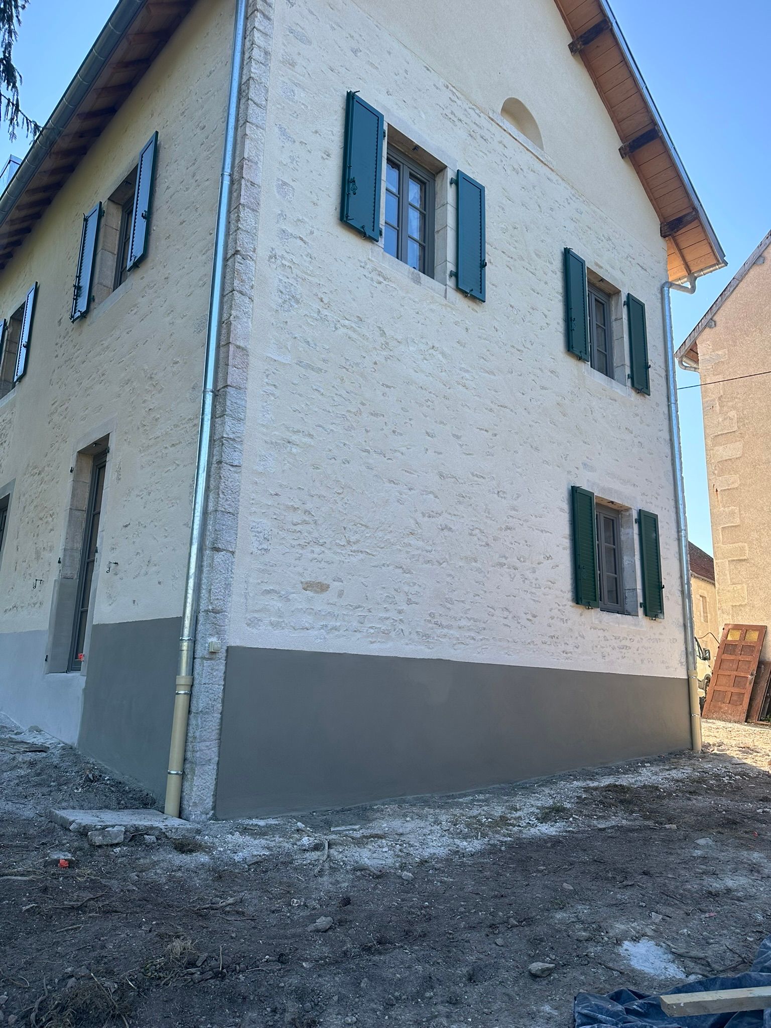 Le mur en pierre d'une maison