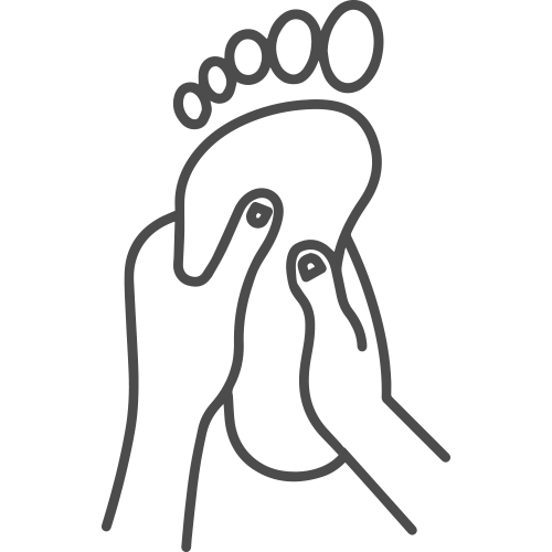 Un dibujo lineal de una persona sosteniendo el pie de un bebé.