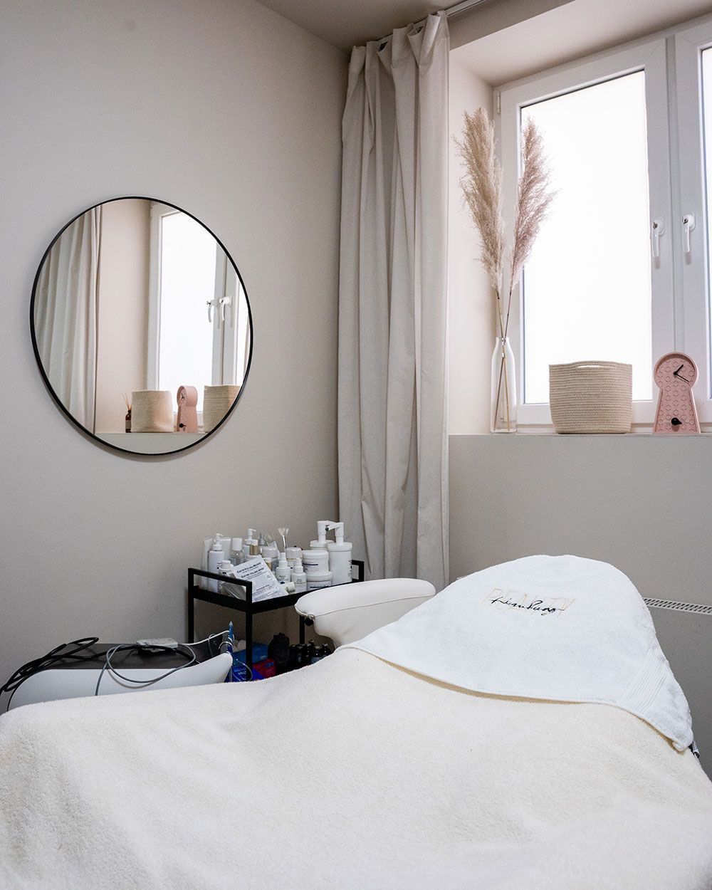 Ein Zimmer mit einem Bett, einem Spiegel und einem Fenster.