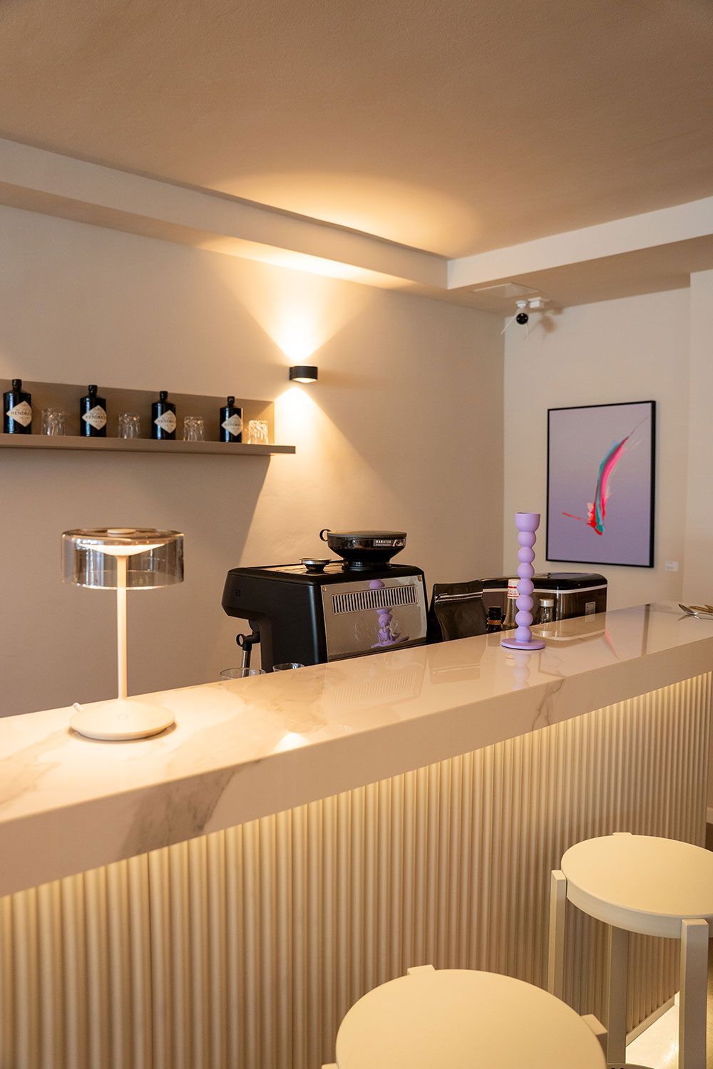 Eine Bar mit einer Lampe und einem Bild an der Wand.