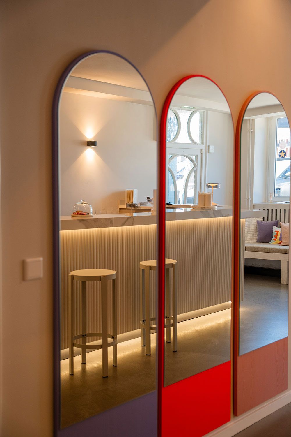 Drei Spiegel hängen an einer Wand in einem Raum