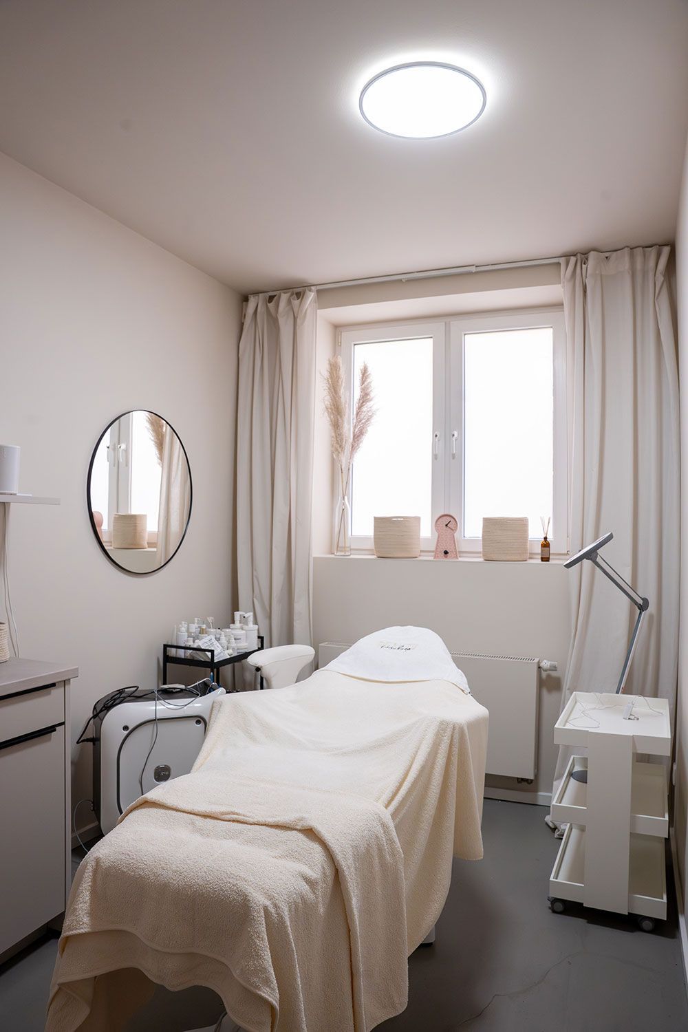 Ein Zimmer mit einem Bett und einem Spiegel darin.