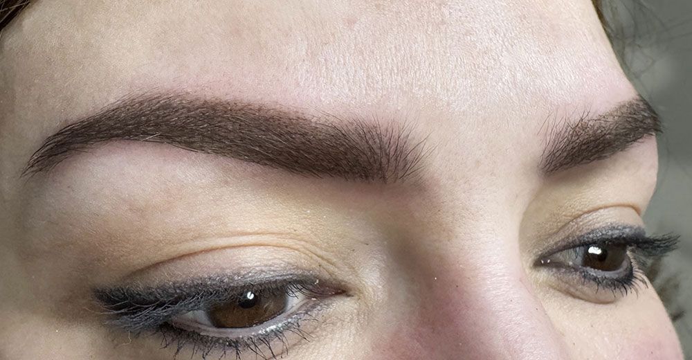 Eine Nahaufnahme der Augenbrauen und des Augen-Make-ups einer Frau.