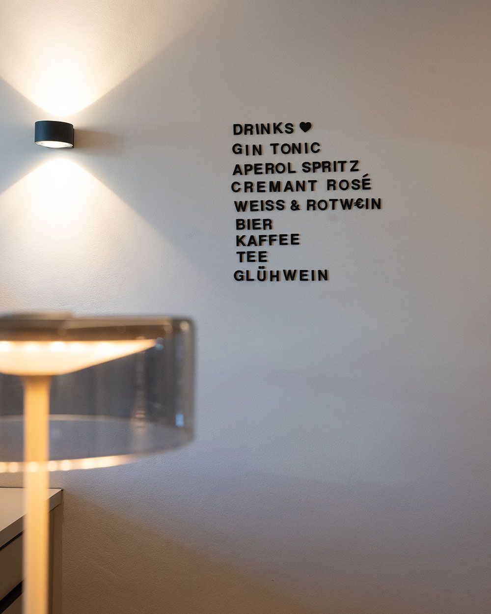 Ein Schild an einer Wand mit der Aufschrift „Getränke darauf“