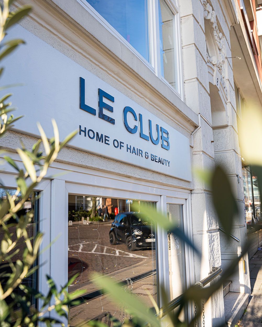 Ein Gebäude mit einem Schild mit der Aufschrift „Le Club“ darauf