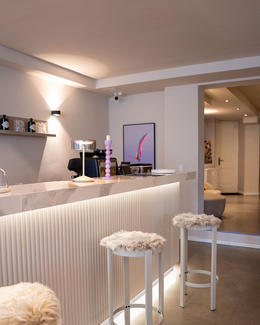 Ein Raum mit einer Bar und Hockern darin