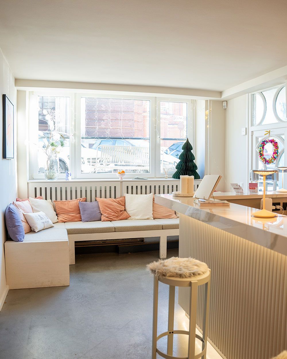 Ein Wohnzimmer mit Couch und Bar.