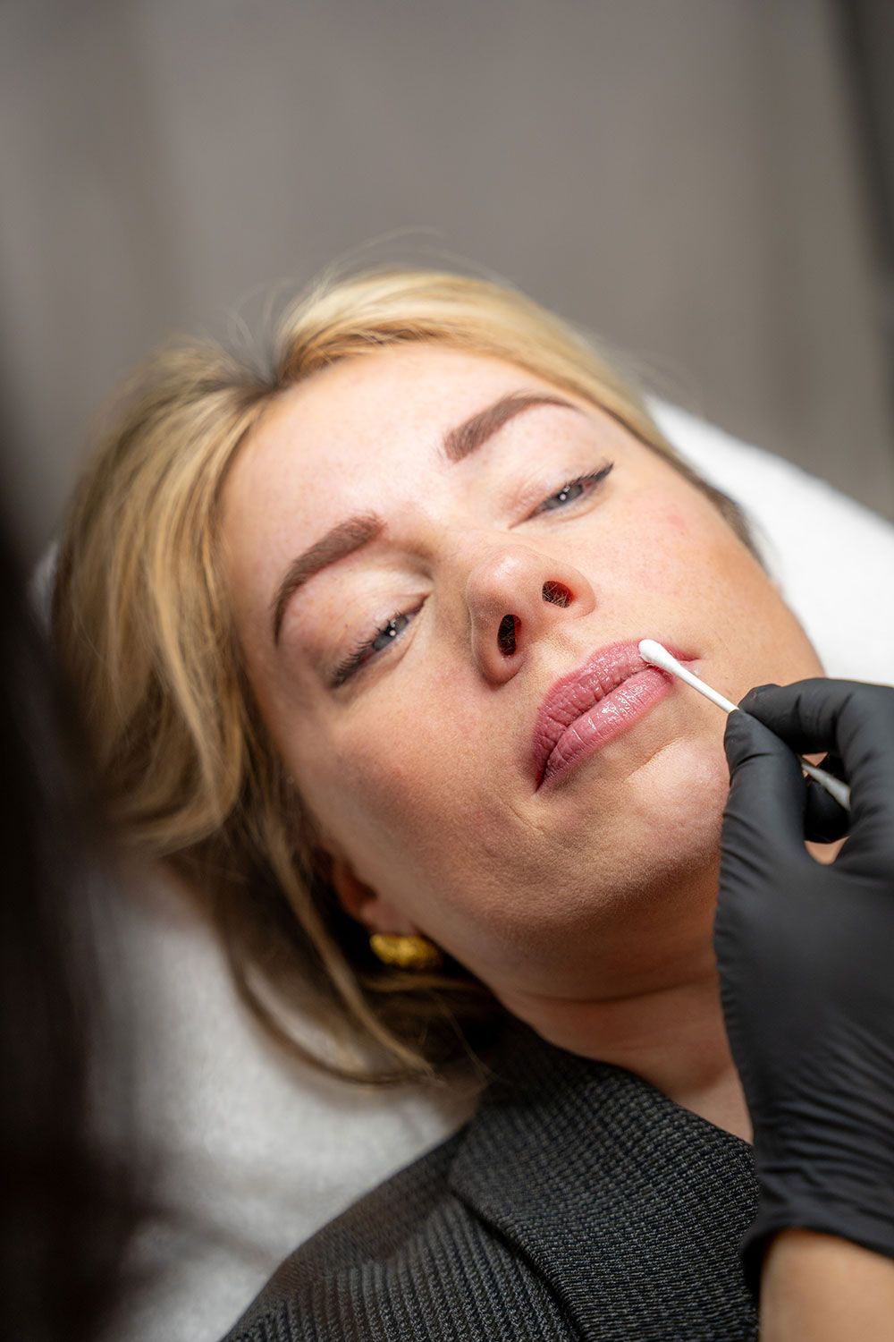 Eine Frau bekommt in einem Schönheitssalon Lippeninjektionen.