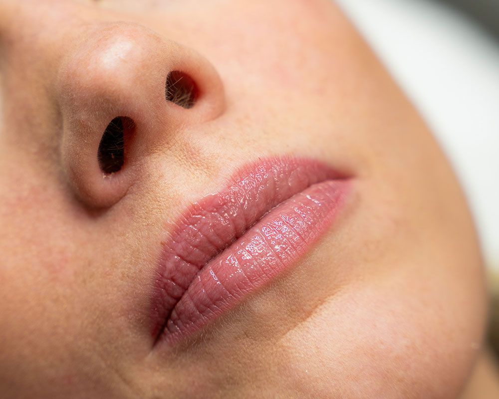 Eine Nahaufnahme der Lippen und Nase einer Frau.