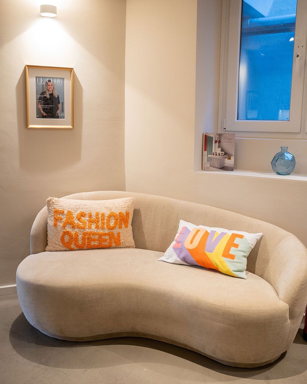 Ein Sofa mit einem Kissen, auf dem Fashion Queen steht