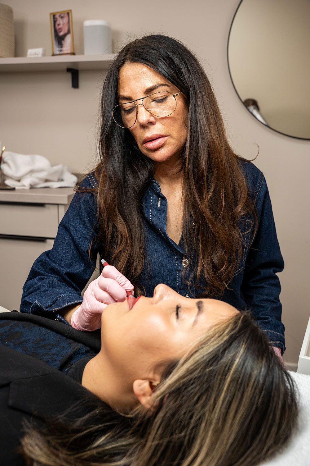 Eine Frau bekommt eine Botox-Behandlung an den Lippen.