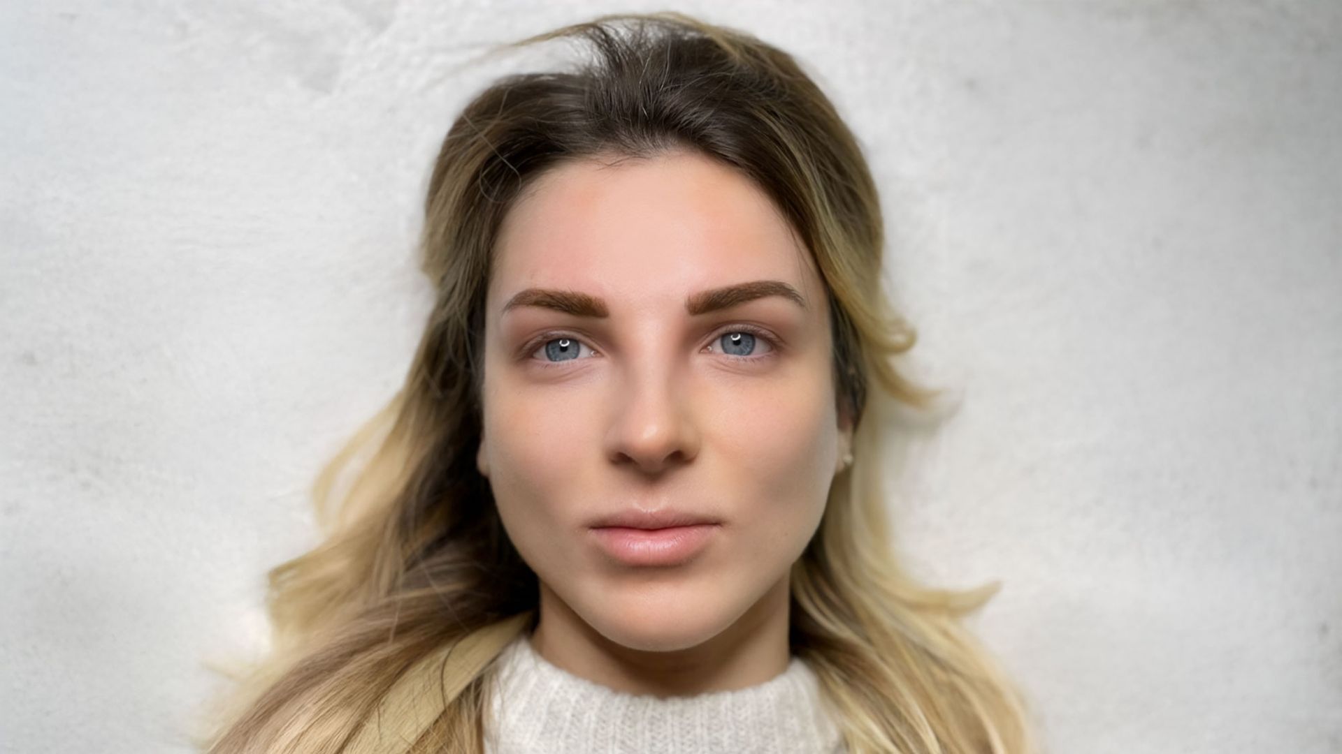 Eine Nahaufnahme des Gesichts einer Frau ohne Make-up.