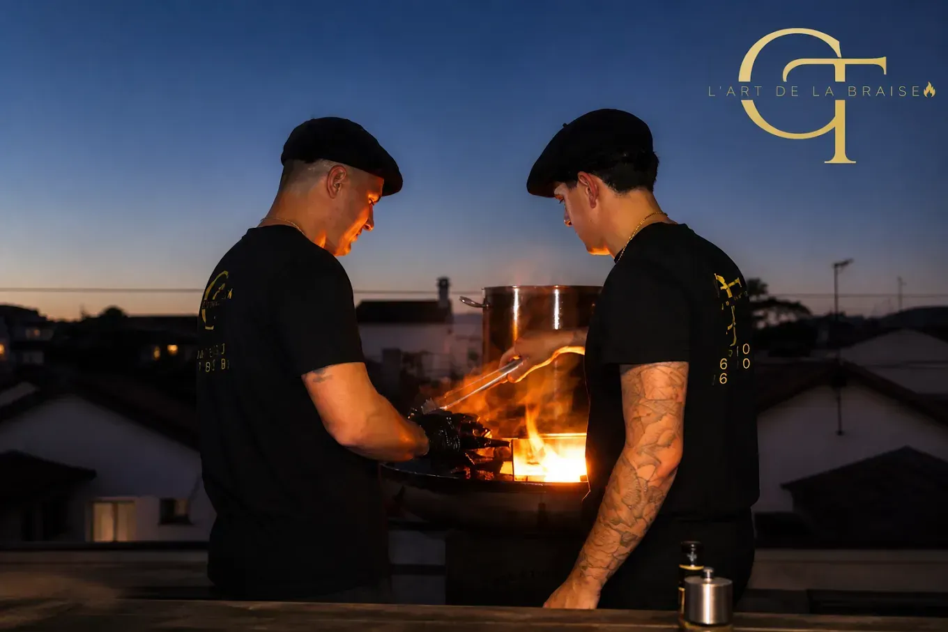 Deux personnes font un barbecue sur le toit d'un bâtiment à la nuit tombée.