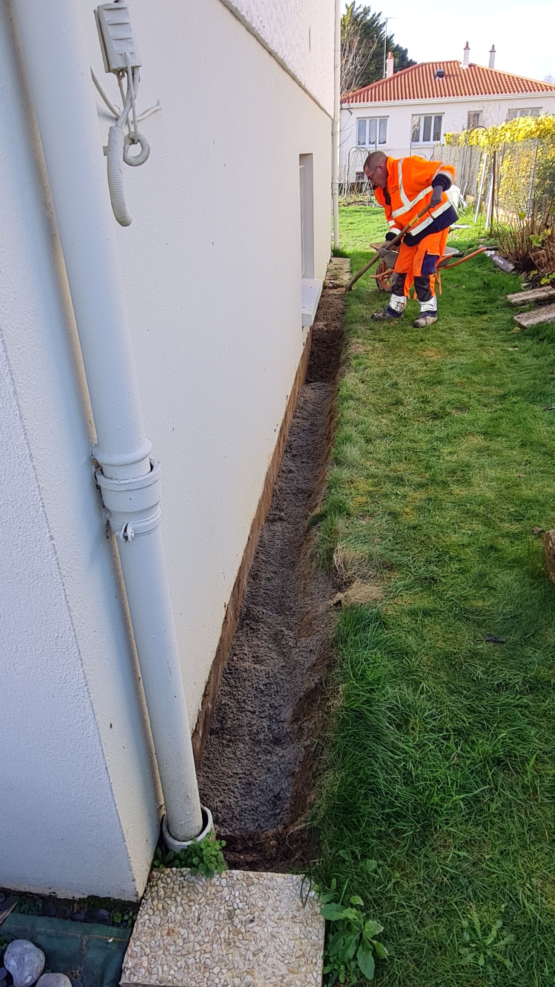 Photo d'une gouttière fixée sur un mur