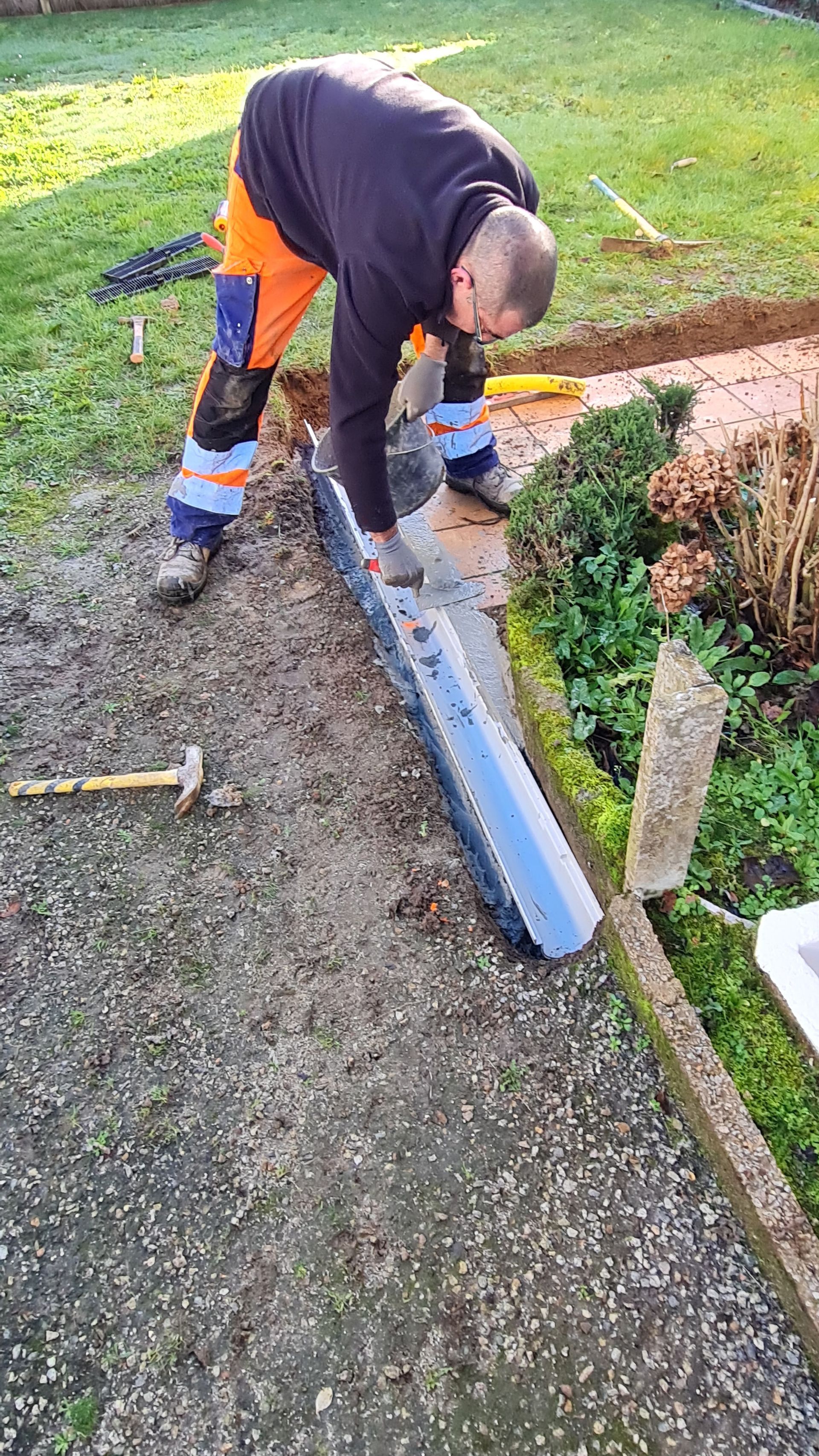 Photo de la mise en place d'un système de drainage