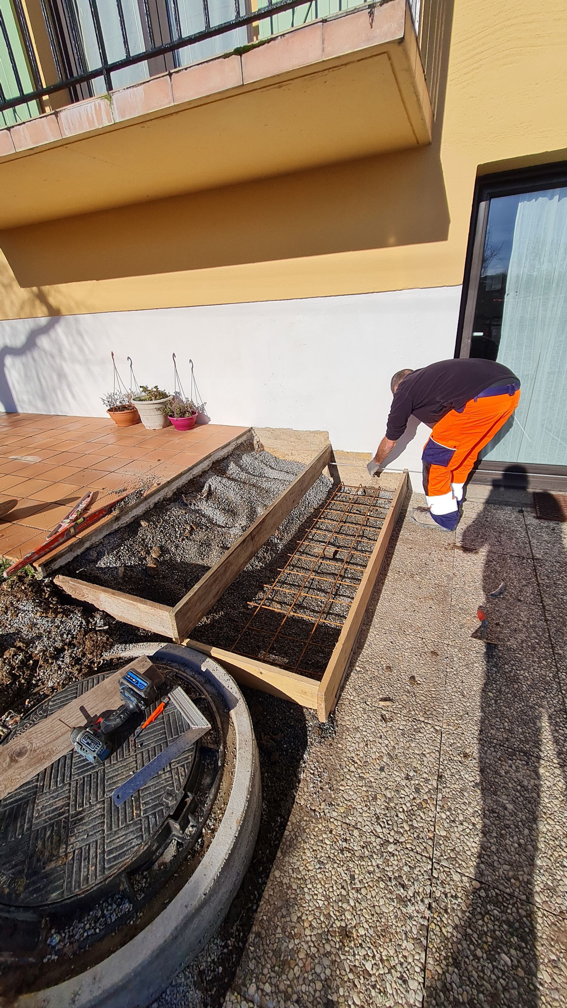 Photo d'un homme réalisant un coffrage en bois