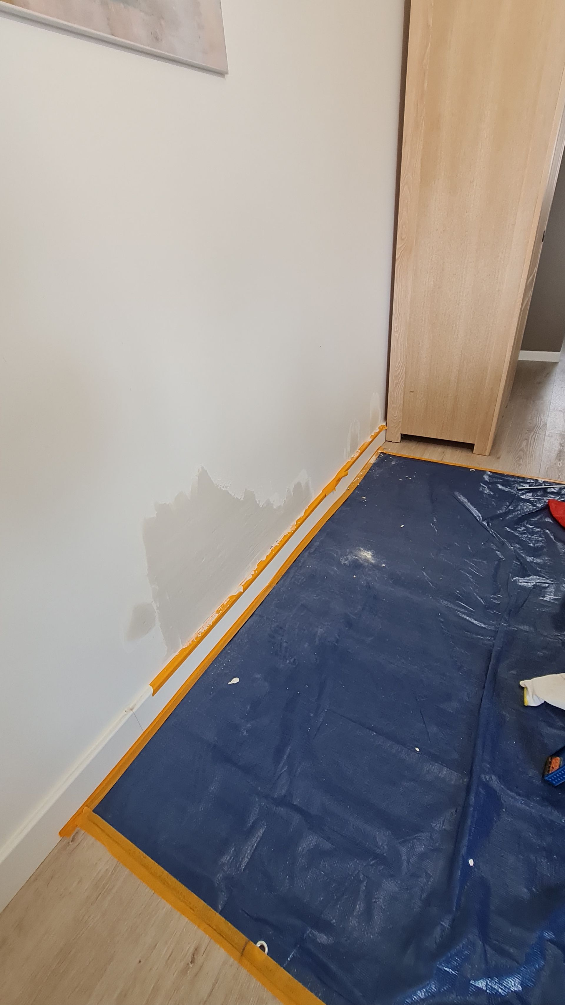 Photo du bas d'un mur ré enduit