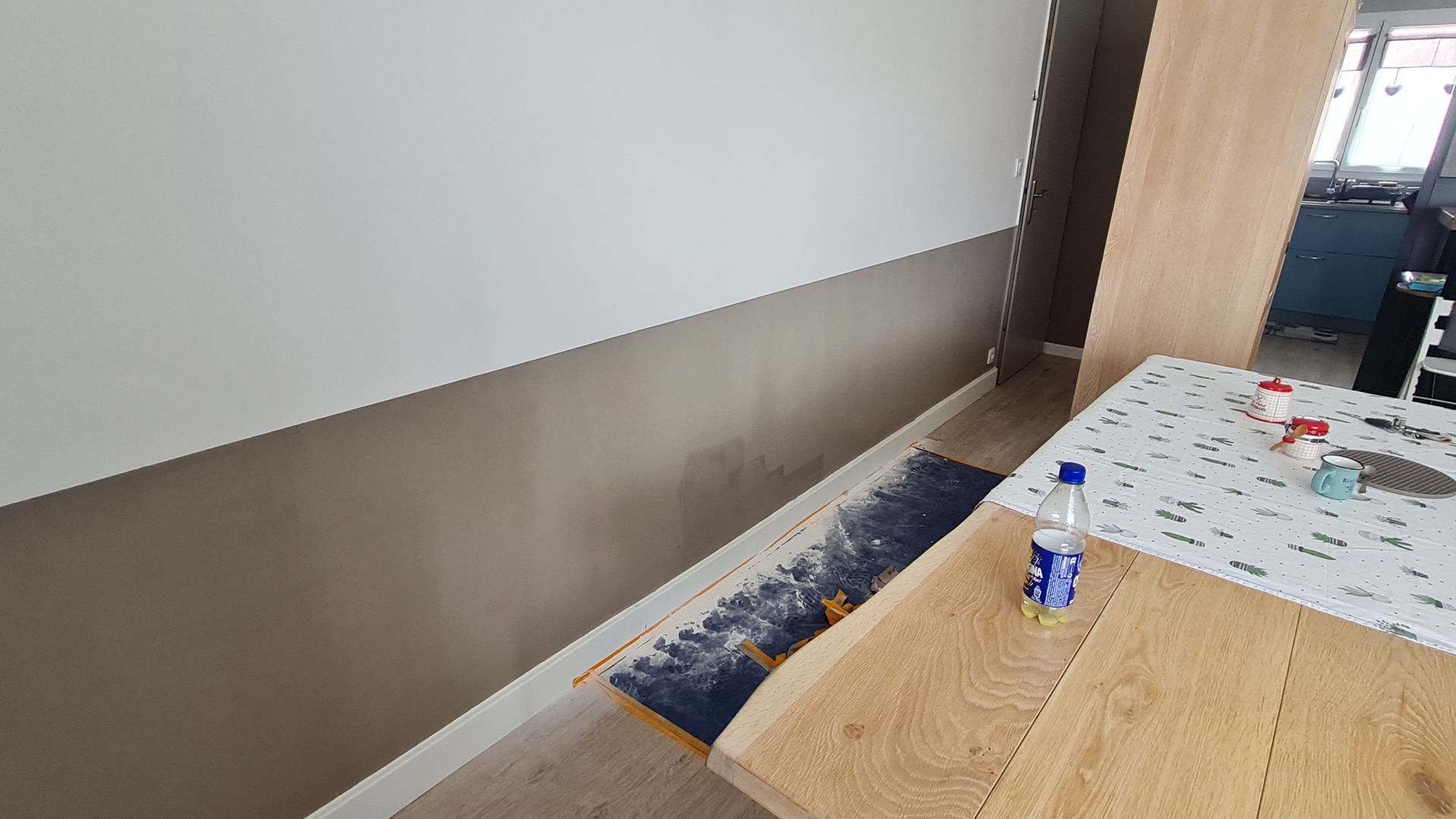 Photo du bas d'un mur repeint en marron