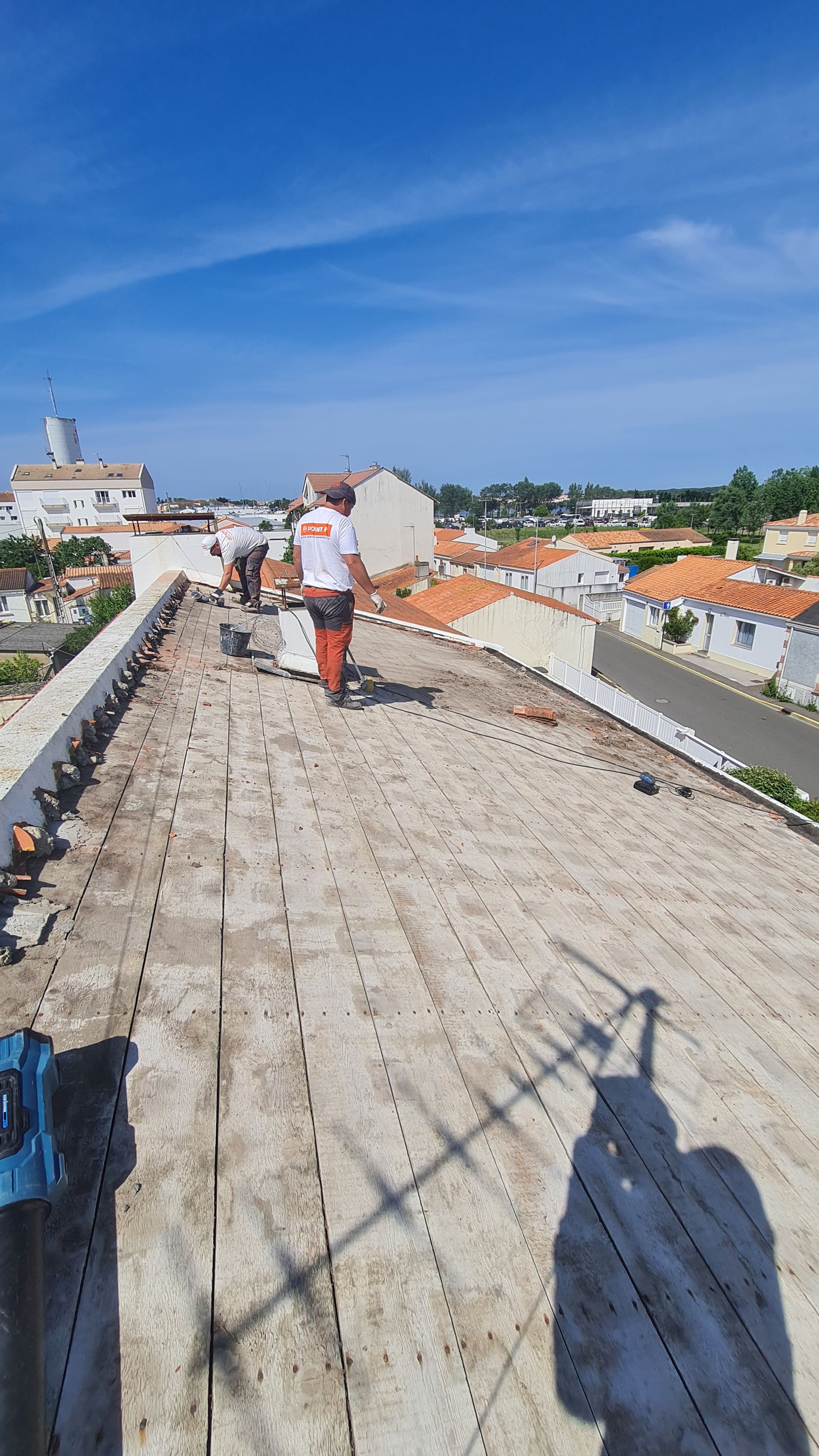 Photo de deux hommes rénovant un toit