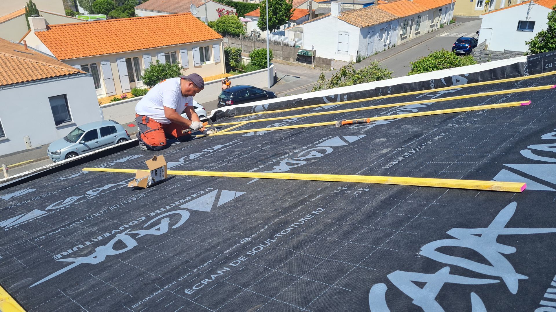 Photo de l'installation du feutre de sous toiture