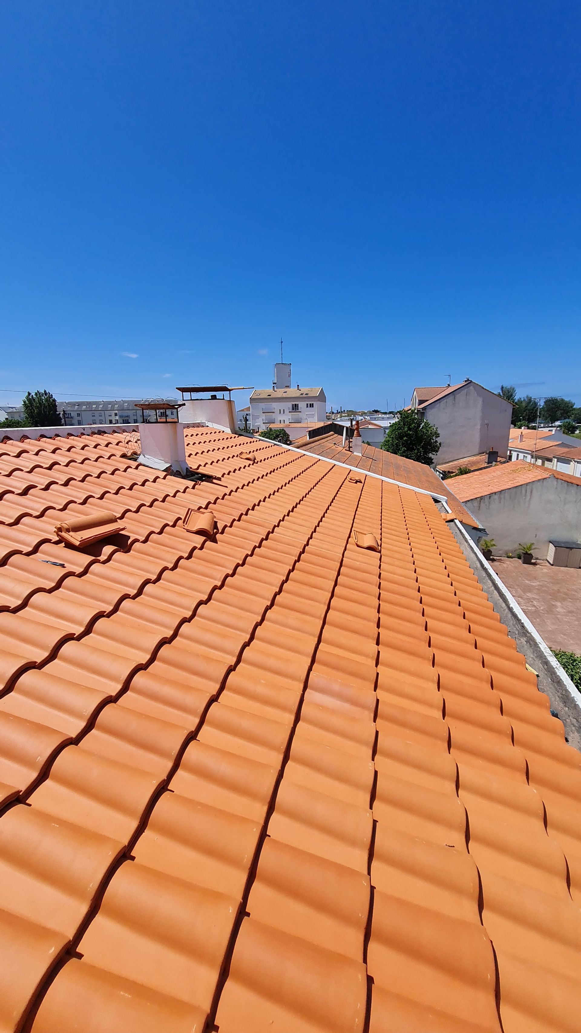 Photo d'un toit avec des tuiles oranges