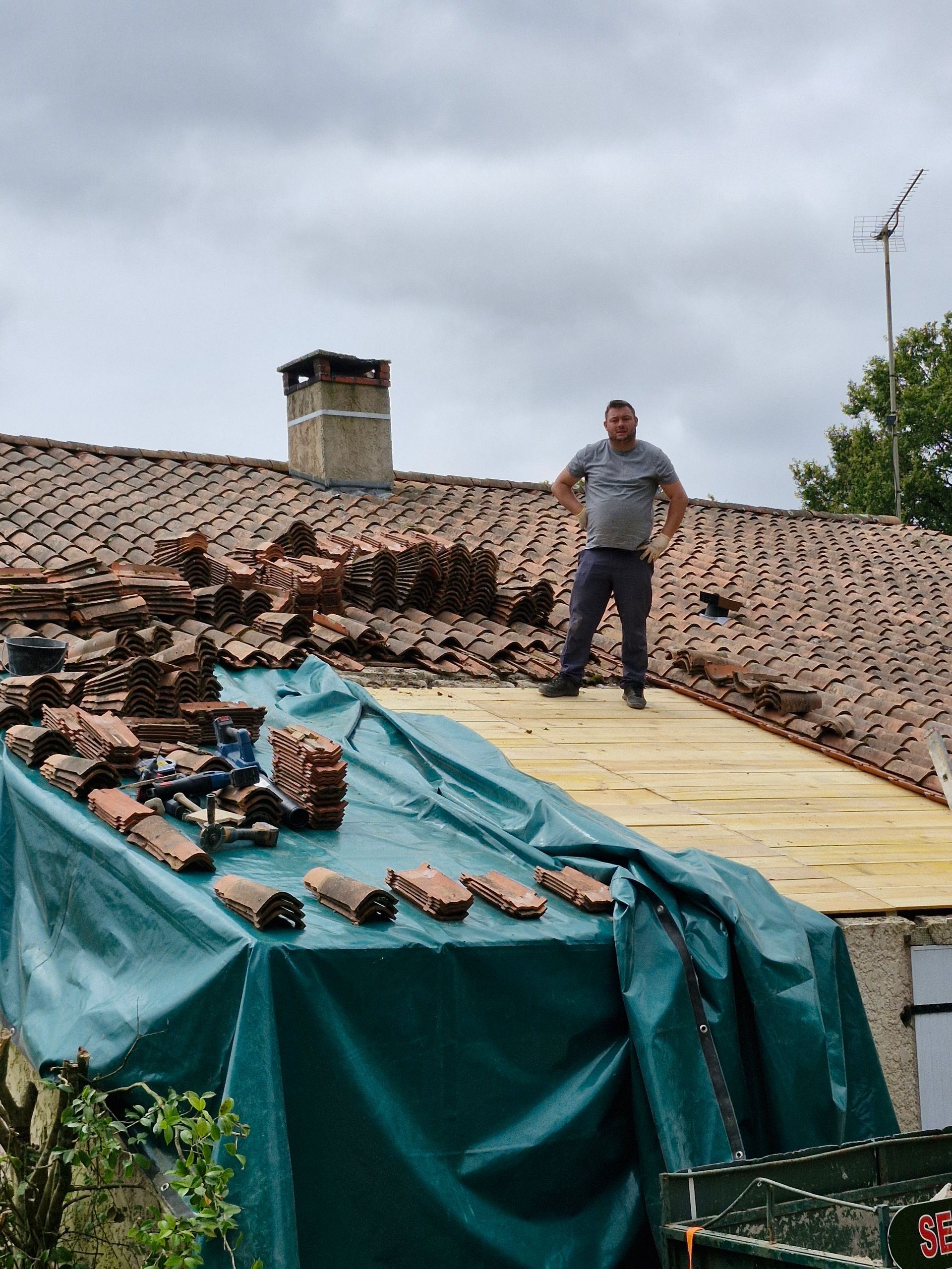 Photo d'un homme debout sur un toit