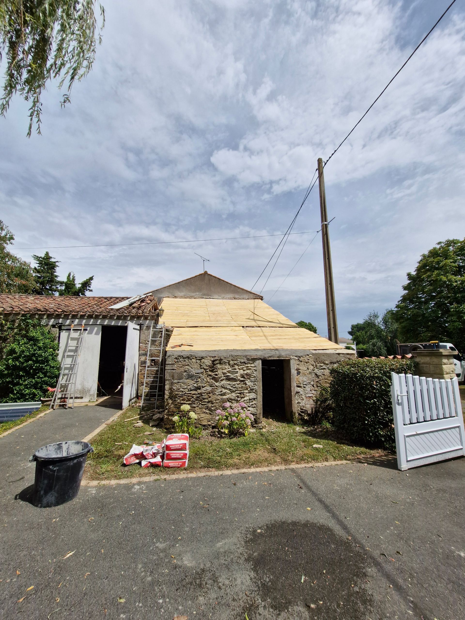 Photo de la pose des planches sur toute la toiture