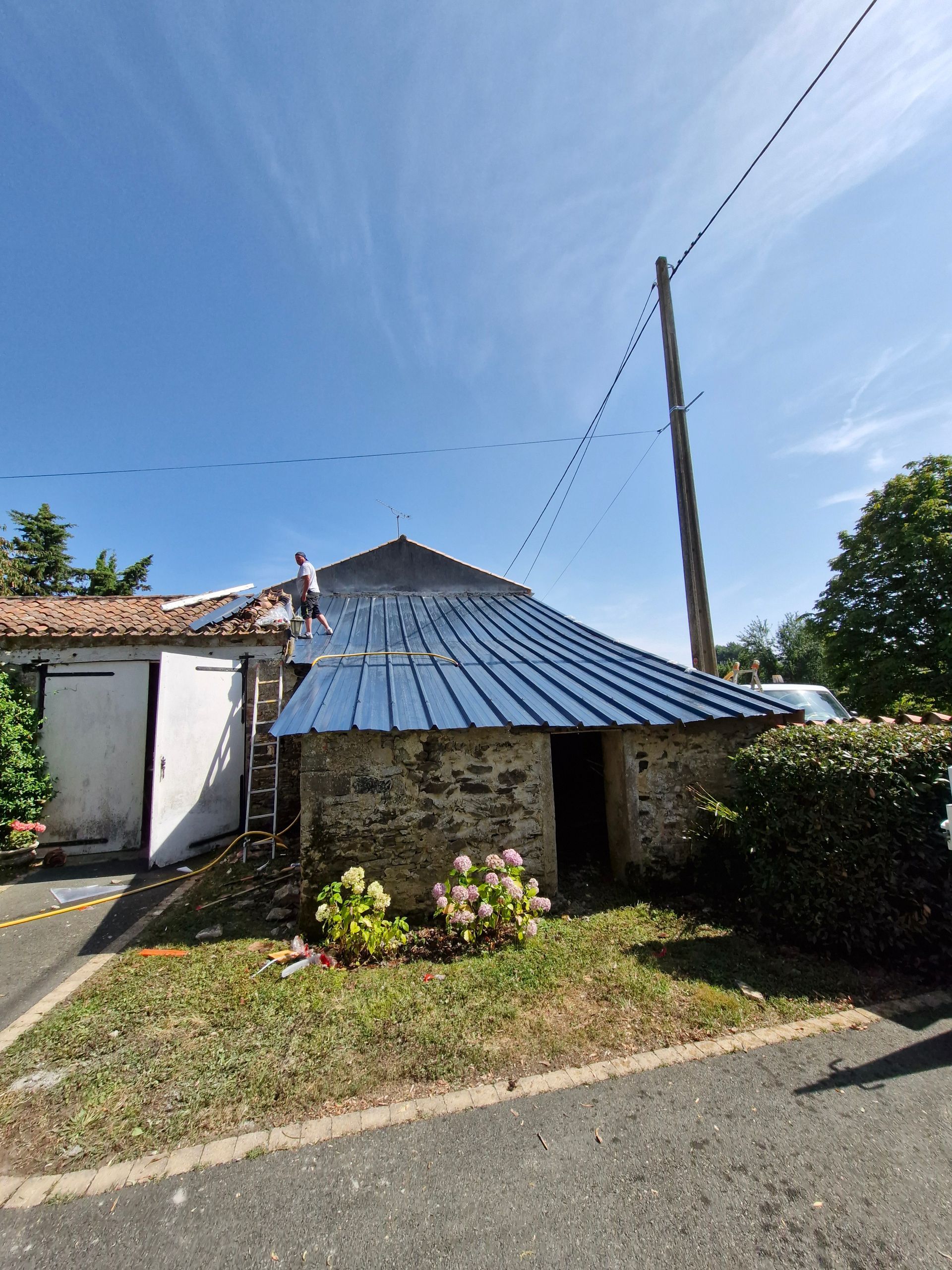 Photo d'un homme debout sur une toiture en acier