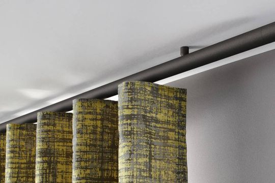 Gardinen und Kissenbezüge aus verschiedenen gemusterten Stoffen