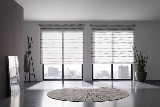 schwarze Jalousien an Fensterfront eines Wohnzimmers