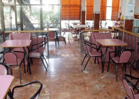 Hay muchas mesas y sillas en esta habitación.