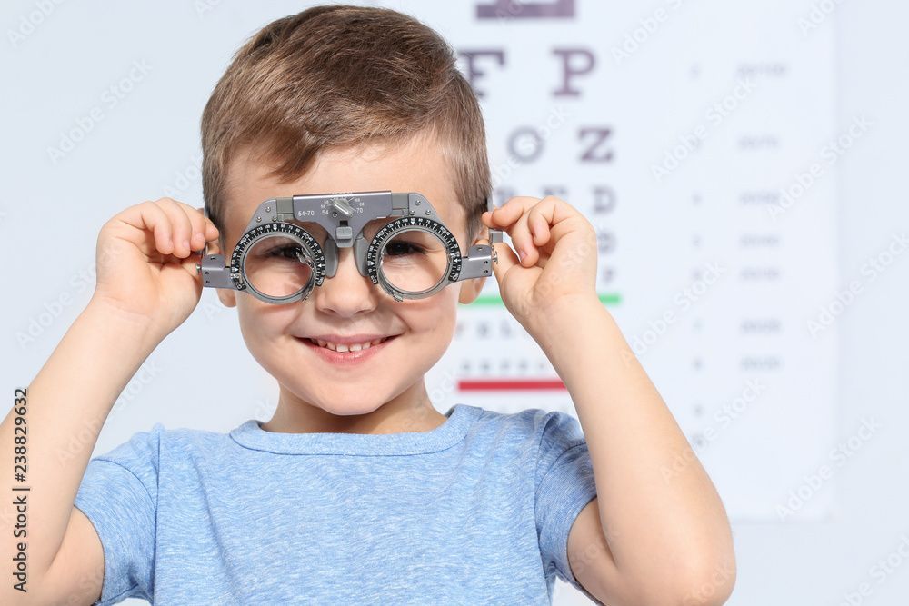 Frau beim Optiker