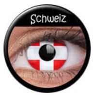 Eine Nahaufnahme des Auges einer Person mit Kontaktlinsen mit der Schweizer Flagge.