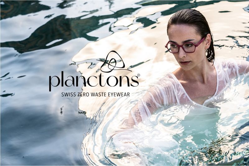 Eine Frau mit Brille schwimmt in einem Pool.