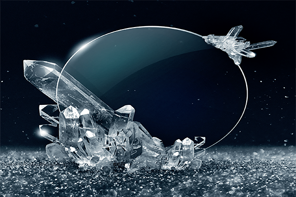 Ein Stück Glas ist von Kristallen auf dunklem Hintergrund umgeben.