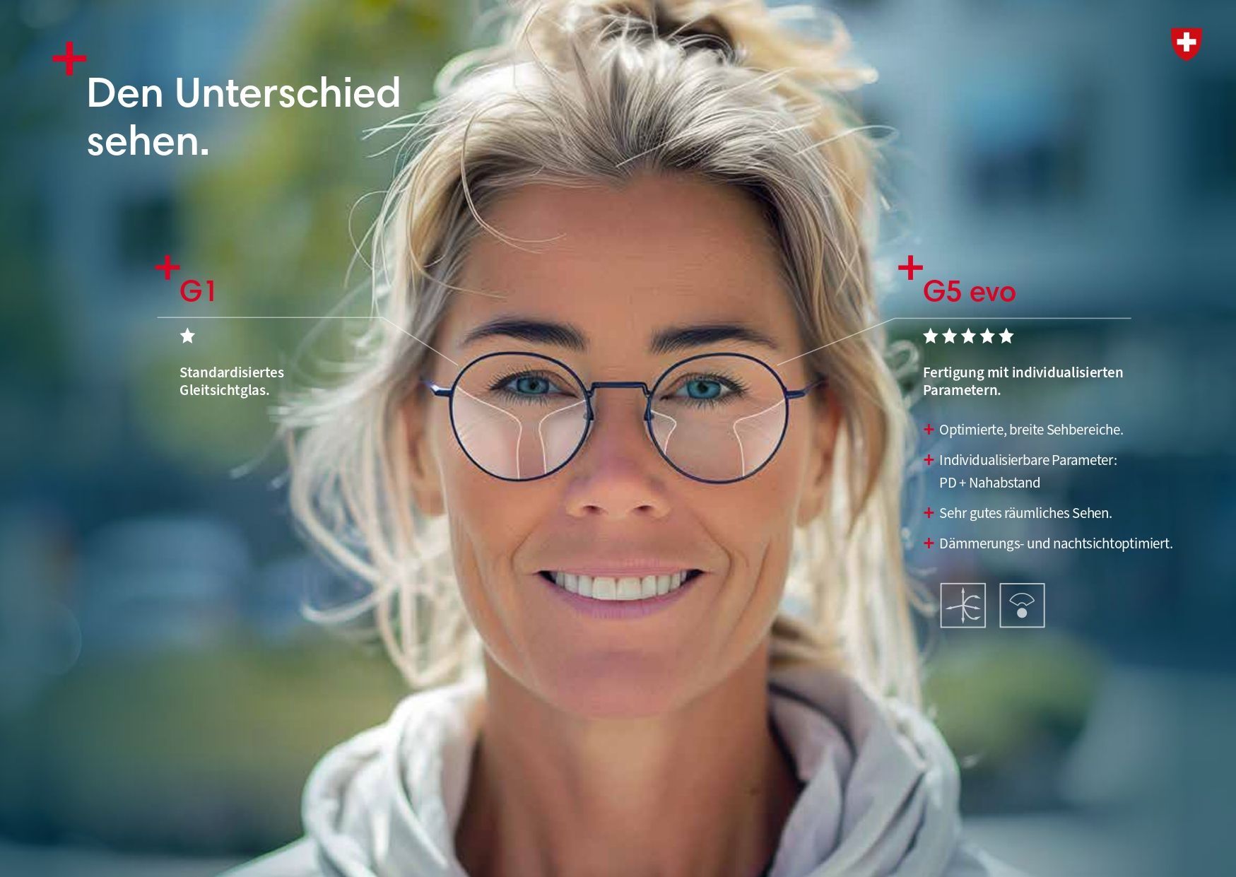 Eine Frau mit Brille lächelt und schaut in die Kamera.