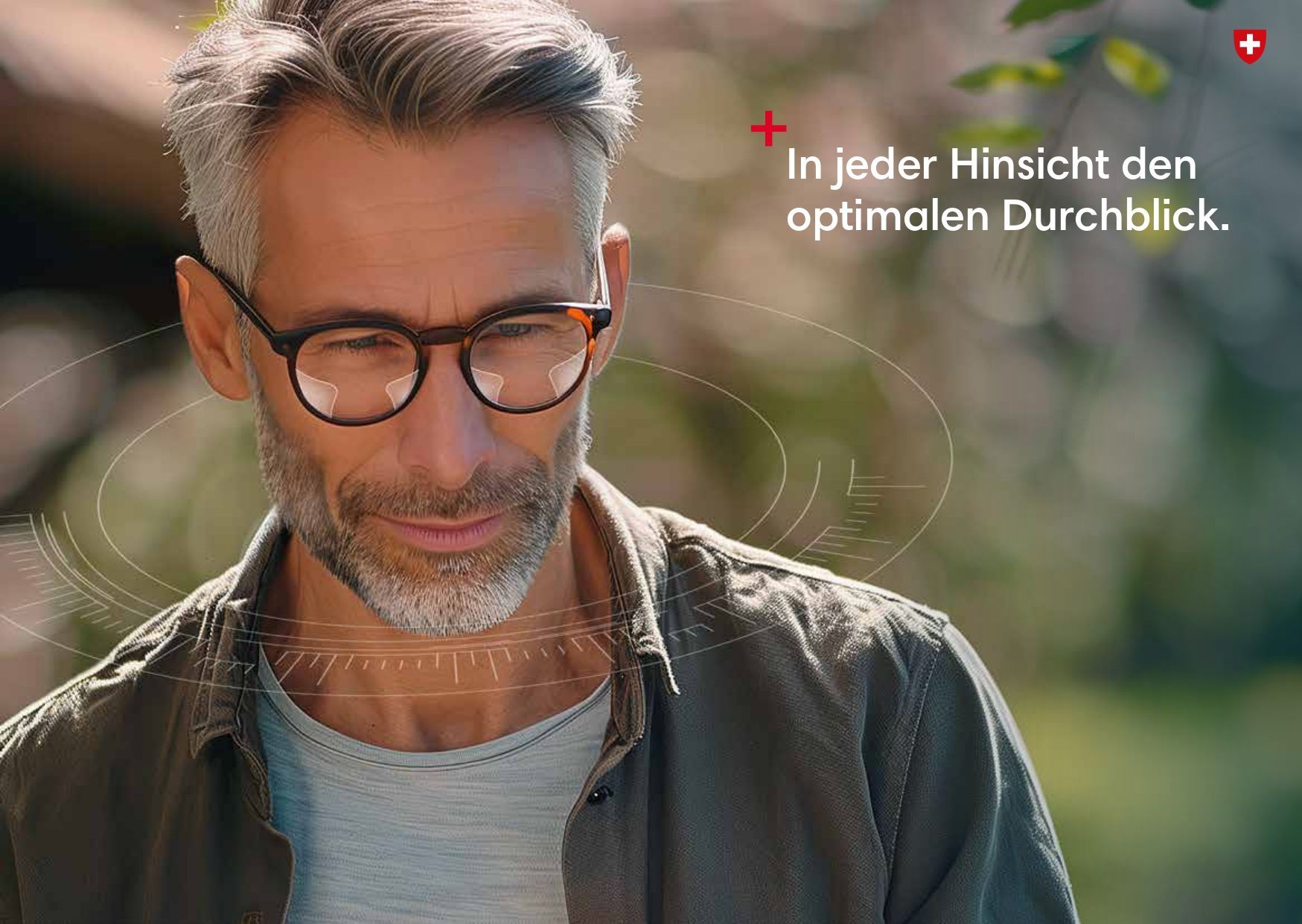 Ein Mann mit Brille und Bart schaut nach unten.